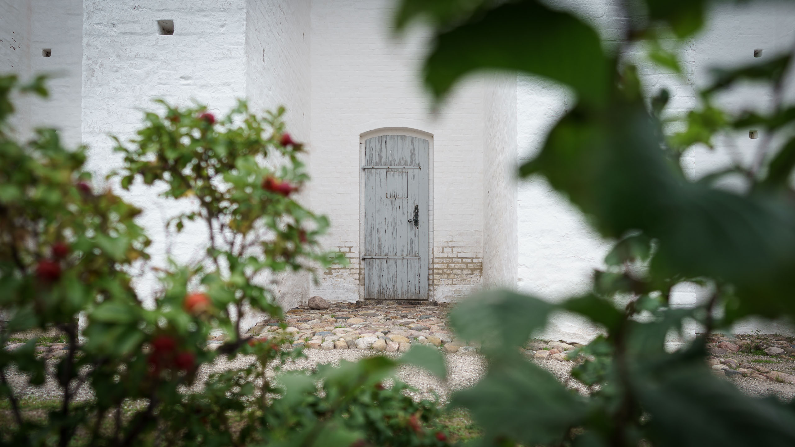 Nebeneingang an der Kirche in Dråby.