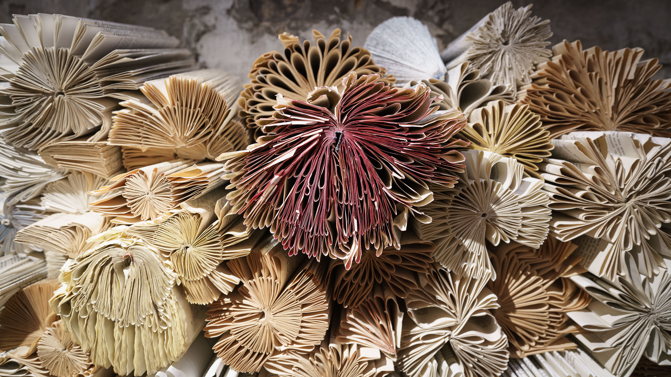 Papierkunst in der Malzfabrik von Ebeltoft.