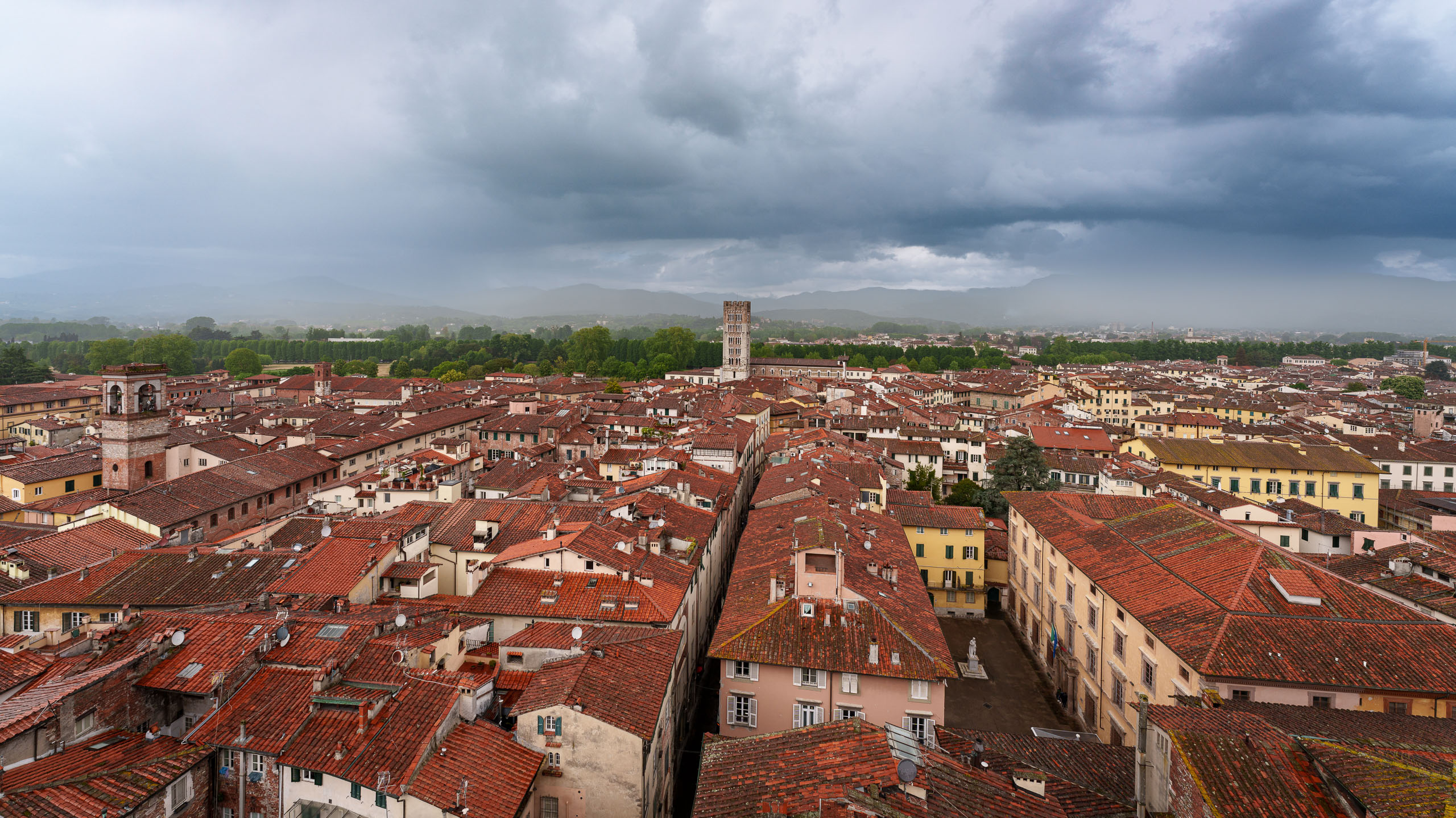 Blick vom Torre delle Ore über die Dächer von Lucca.