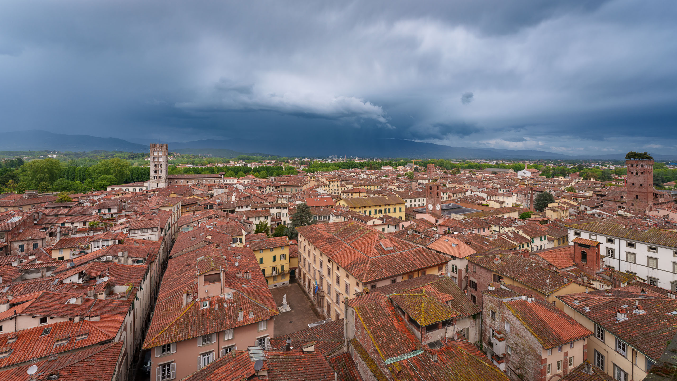 Blick vom Torre delle Ore über die Dächer von Lucca.